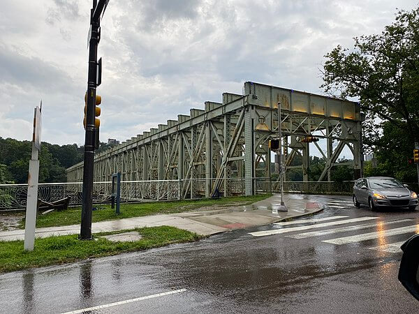 Falls Bridge in Philadelphia / Wikipedia / Ii2nmd
Link: https://en.wikipedia.org/wiki/Falls_Bridge